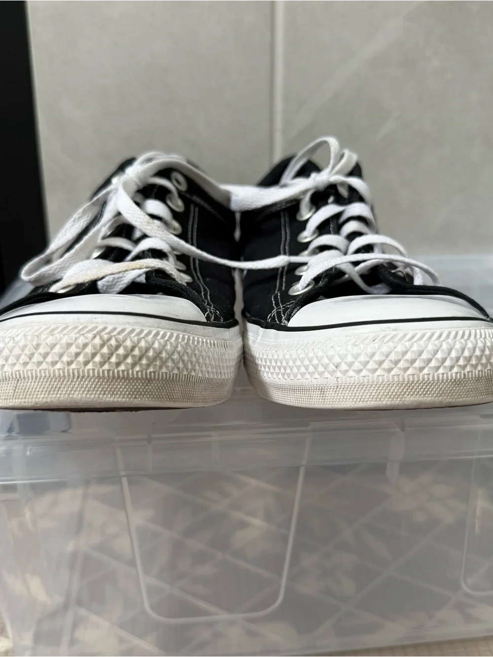 Converse Black and White Unisex Canvas Sneaker women’s size 12, men’s size 10 - Picture 3 of 7